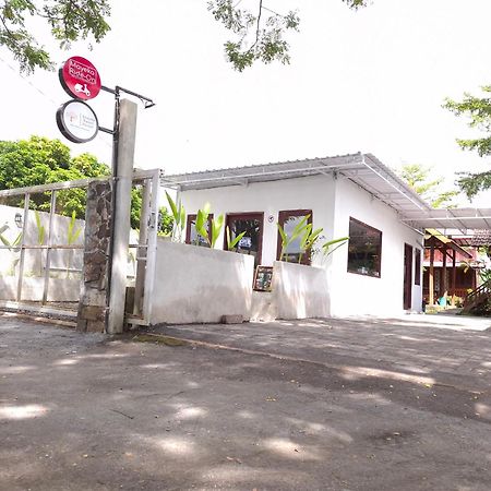 Mayeka Transit Hostel Bandara Internasional Lombok Прая Екстериор снимка