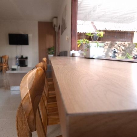 Mayeka Transit Hostel Bandara Internasional Lombok Прая Екстериор снимка