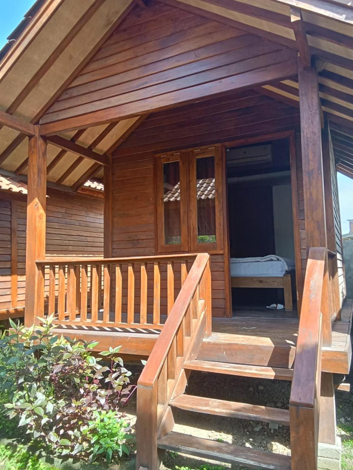 Mayeka Transit Hostel Bandara Internasional Lombok Прая Екстериор снимка