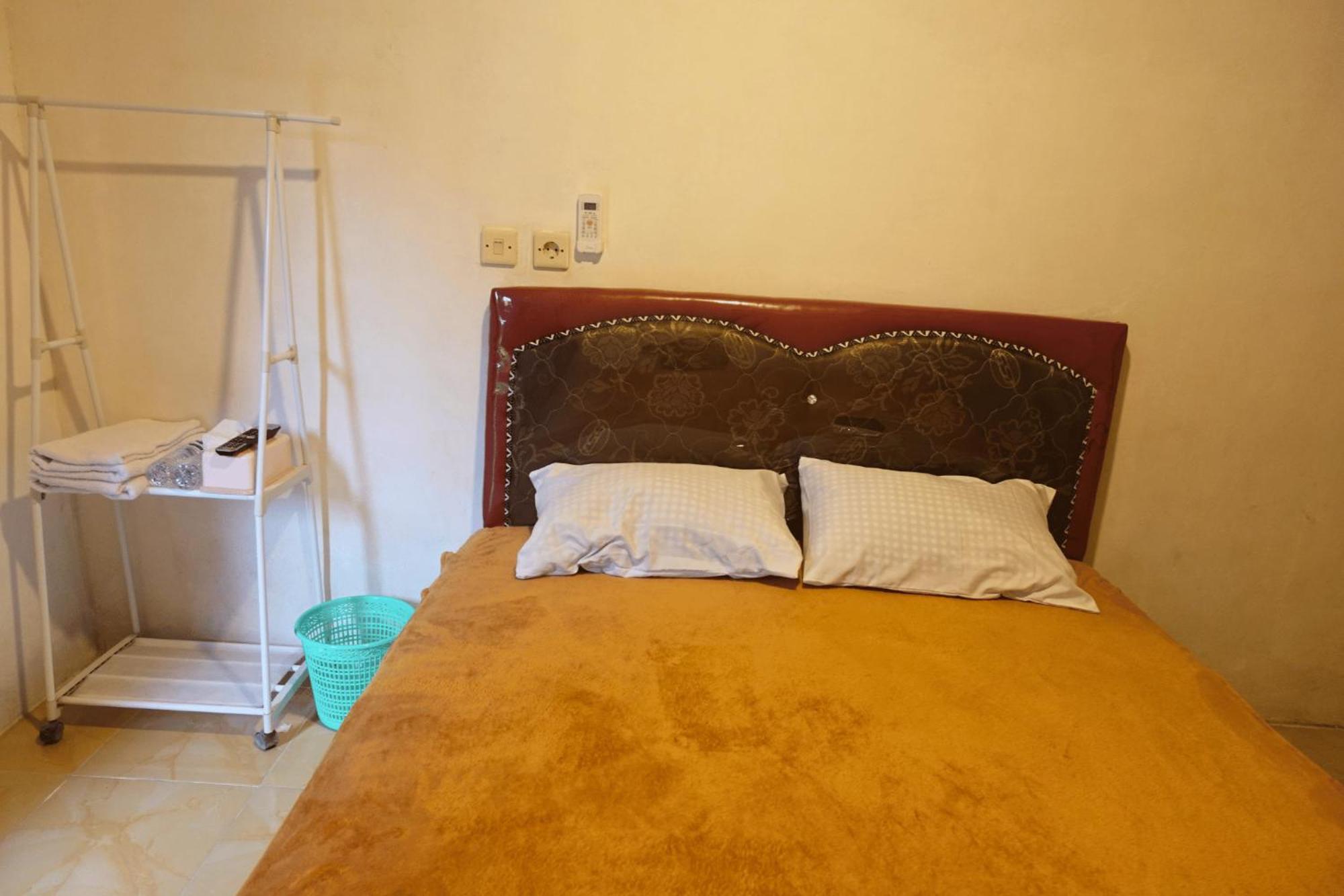 Mayeka Transit Hostel Bandara Internasional Lombok Прая Екстериор снимка