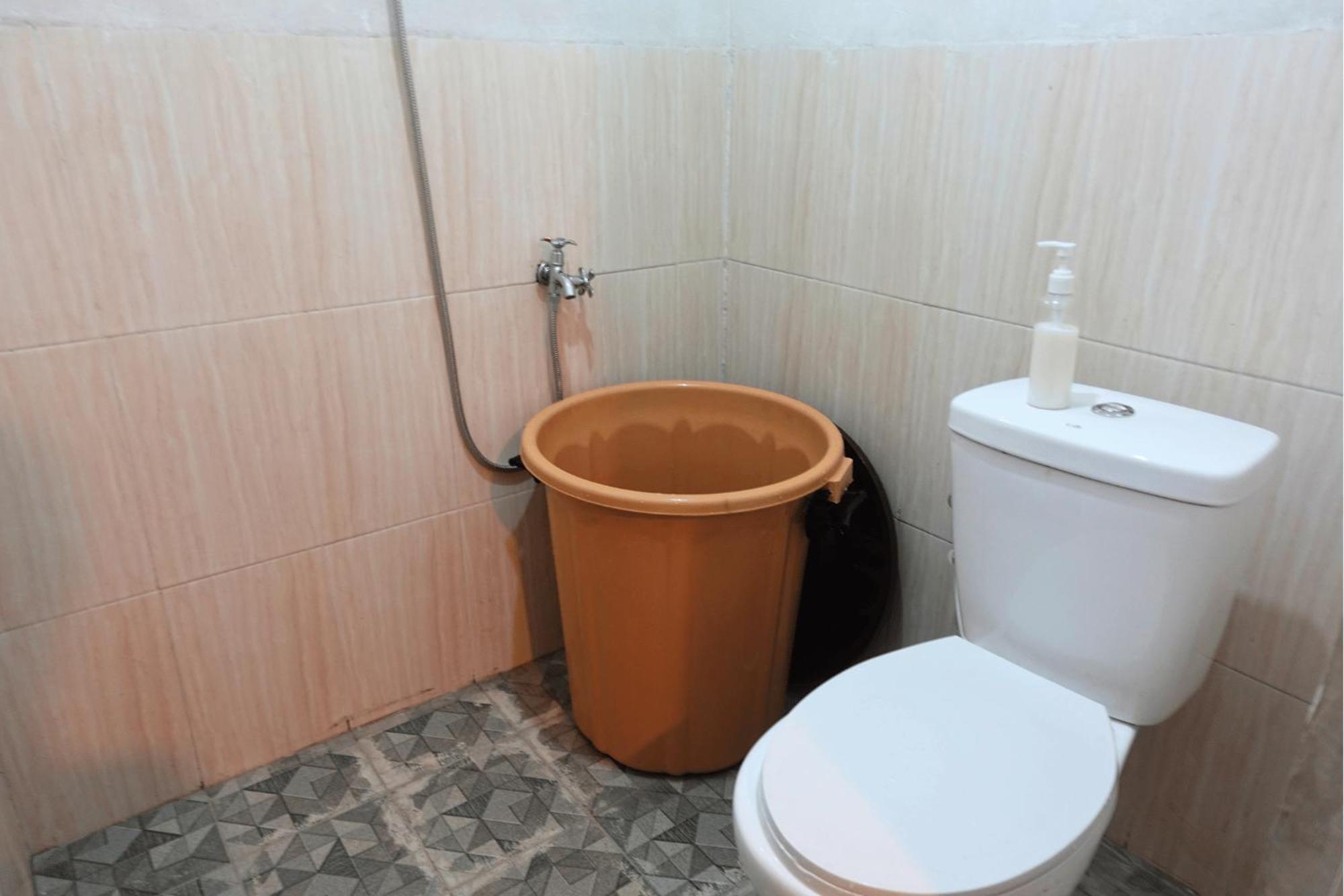 Mayeka Transit Hostel Bandara Internasional Lombok Прая Екстериор снимка