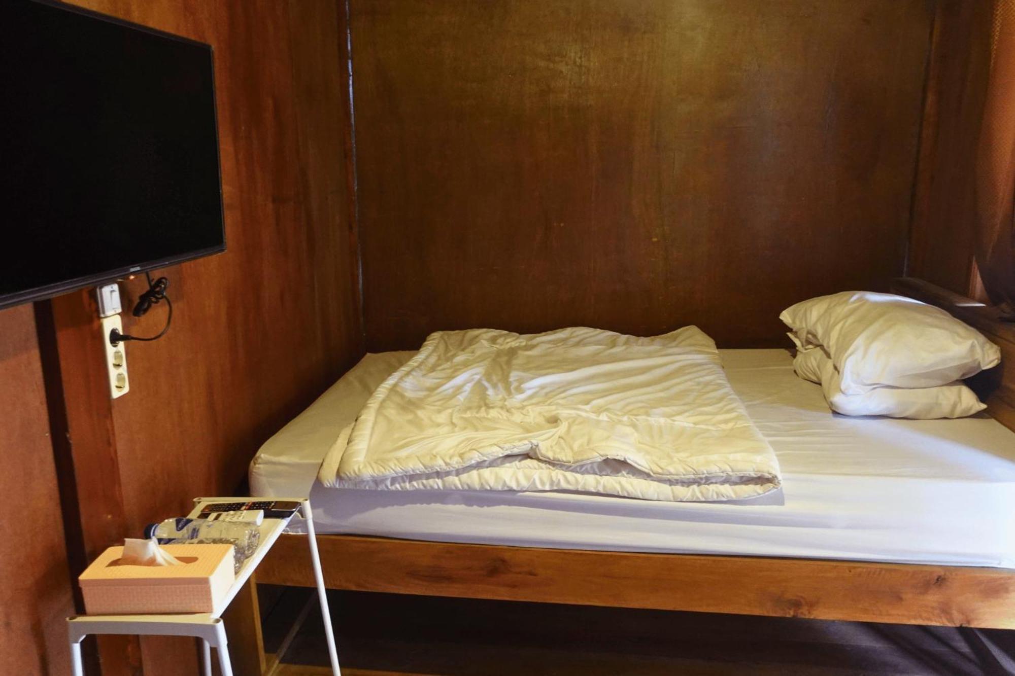 Mayeka Transit Hostel Bandara Internasional Lombok Прая Екстериор снимка