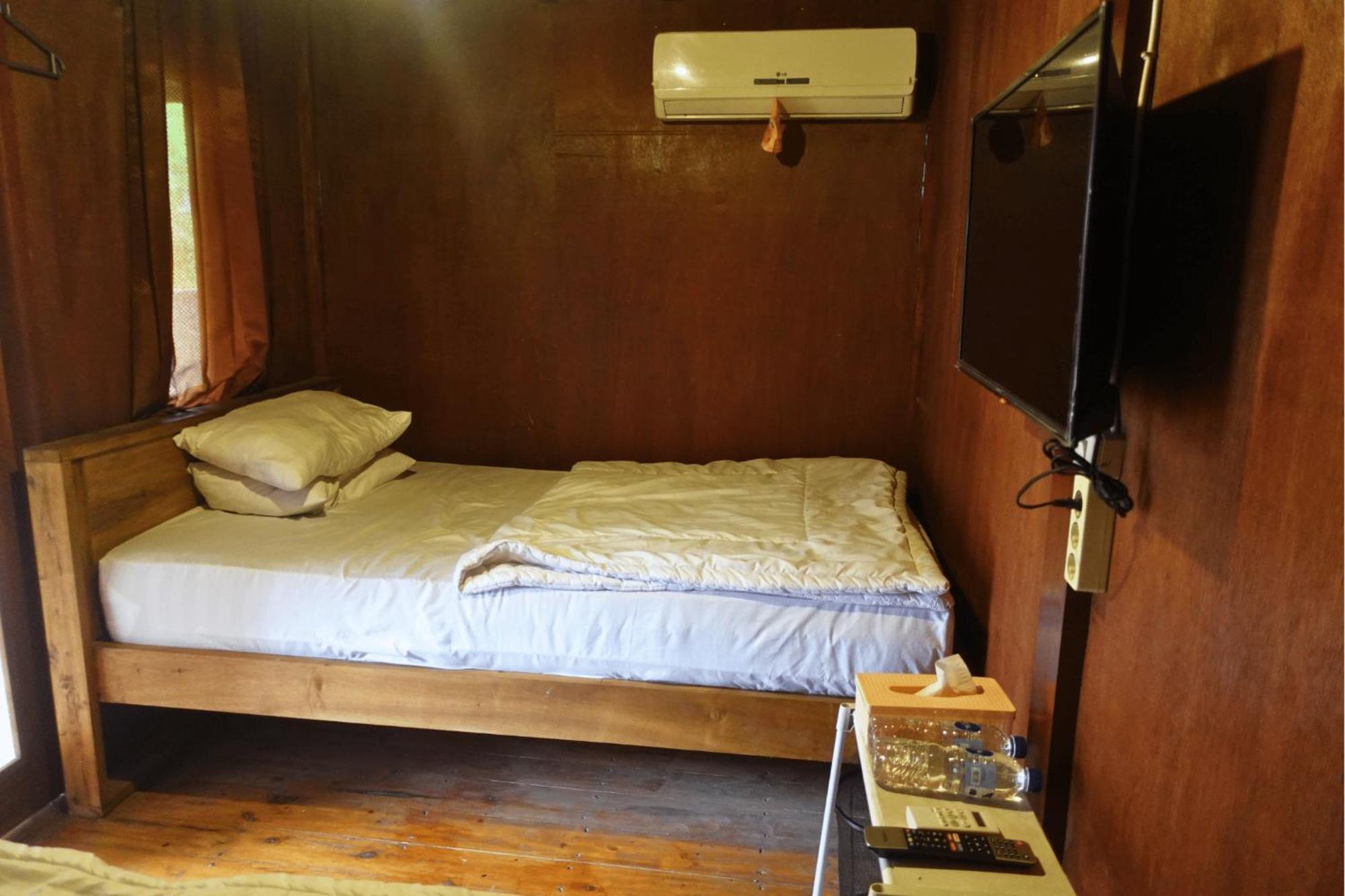 Mayeka Transit Hostel Bandara Internasional Lombok Прая Екстериор снимка