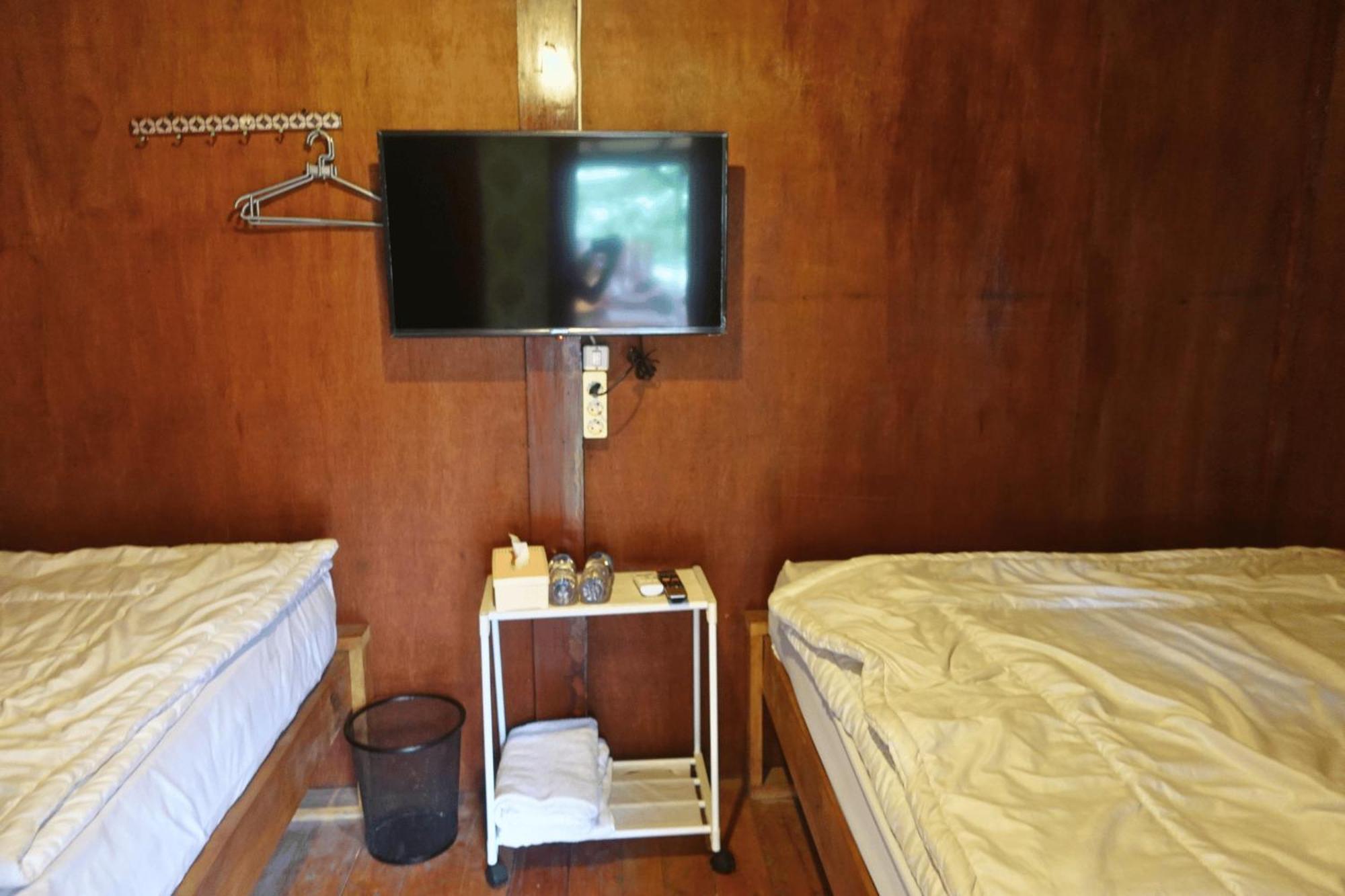 Mayeka Transit Hostel Bandara Internasional Lombok Прая Екстериор снимка