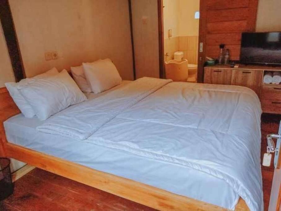 Mayeka Transit Hostel Bandara Internasional Lombok Прая Екстериор снимка