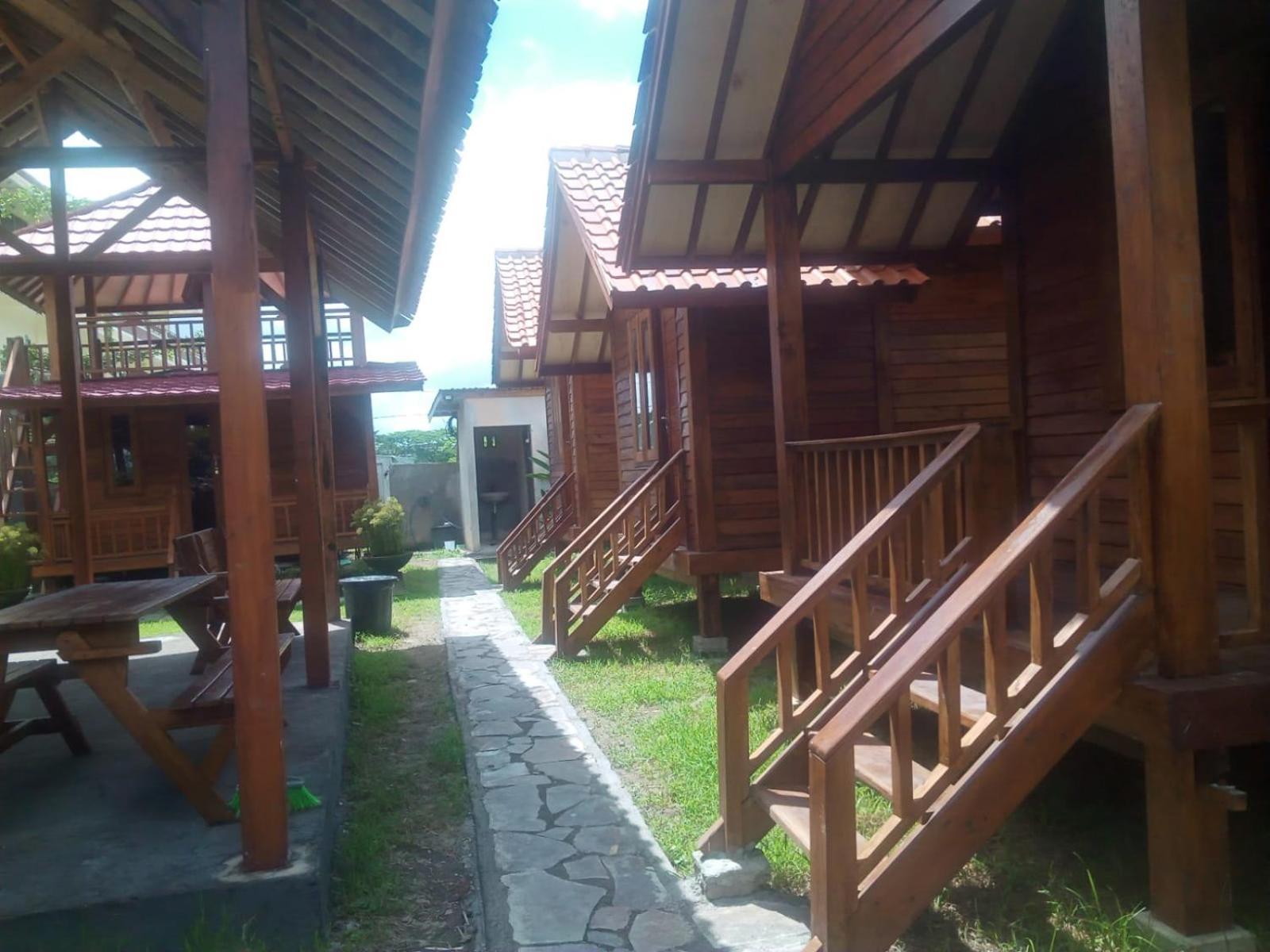 Mayeka Transit Hostel Bandara Internasional Lombok Прая Екстериор снимка