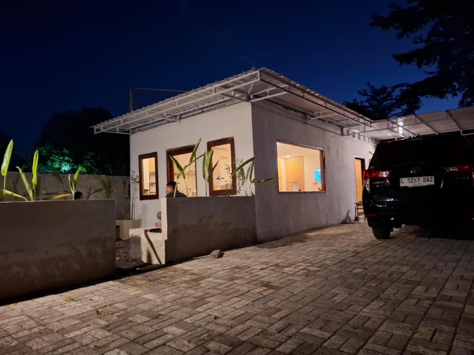 Mayeka Transit Hostel Bandara Internasional Lombok Прая Екстериор снимка
