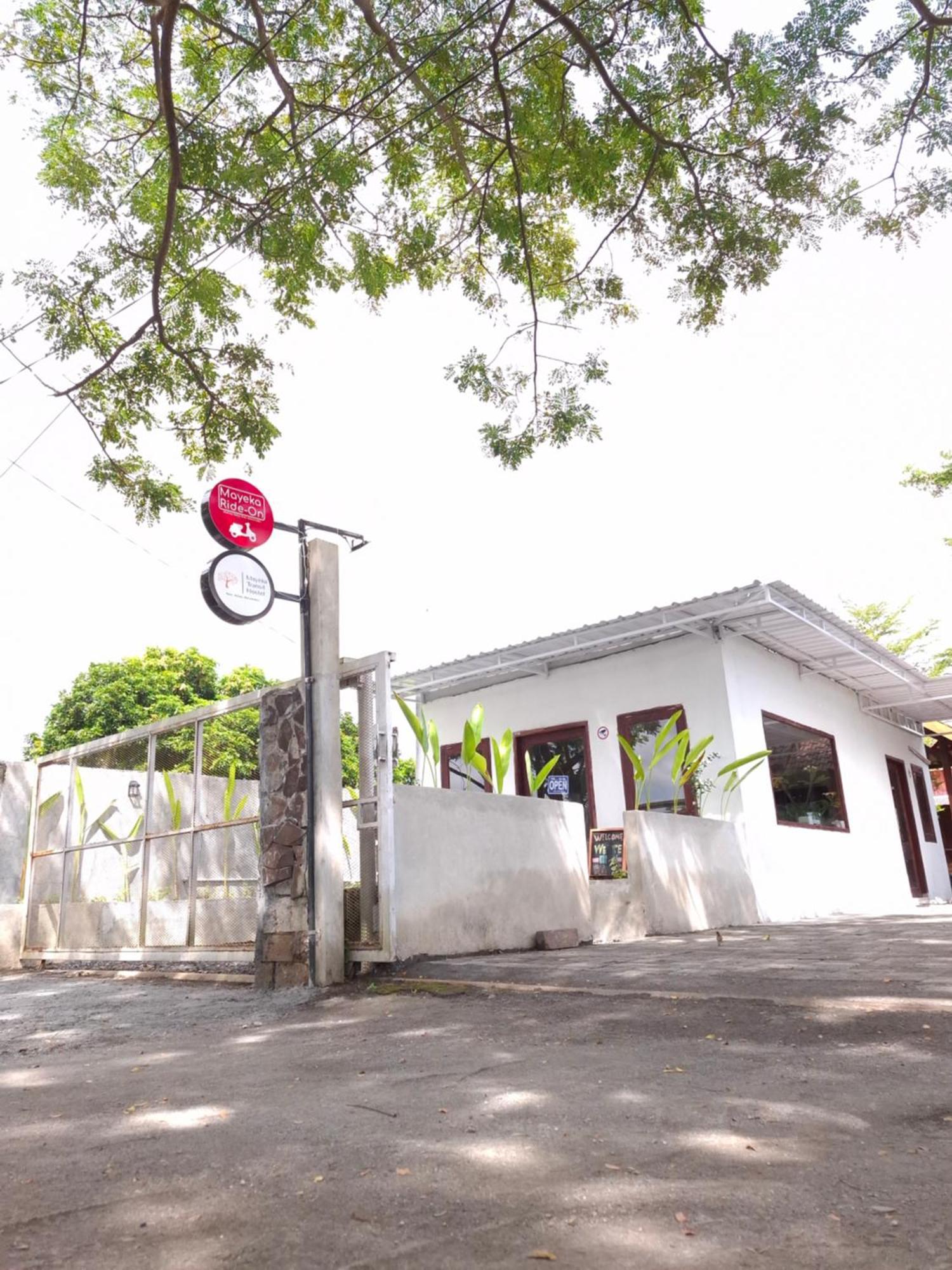 Mayeka Transit Hostel Bandara Internasional Lombok Прая Екстериор снимка
