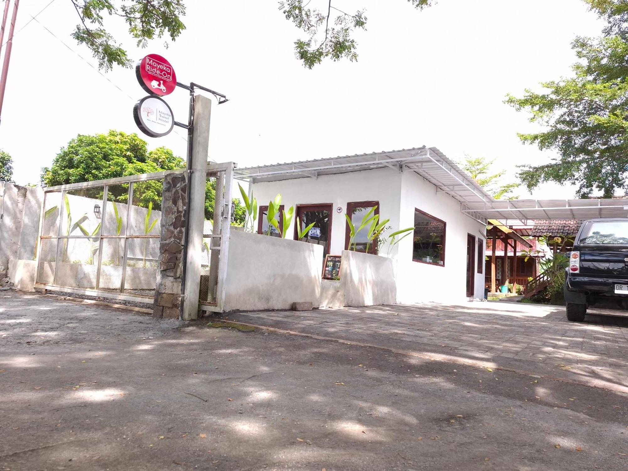 Mayeka Transit Hostel Bandara Internasional Lombok Прая Екстериор снимка
