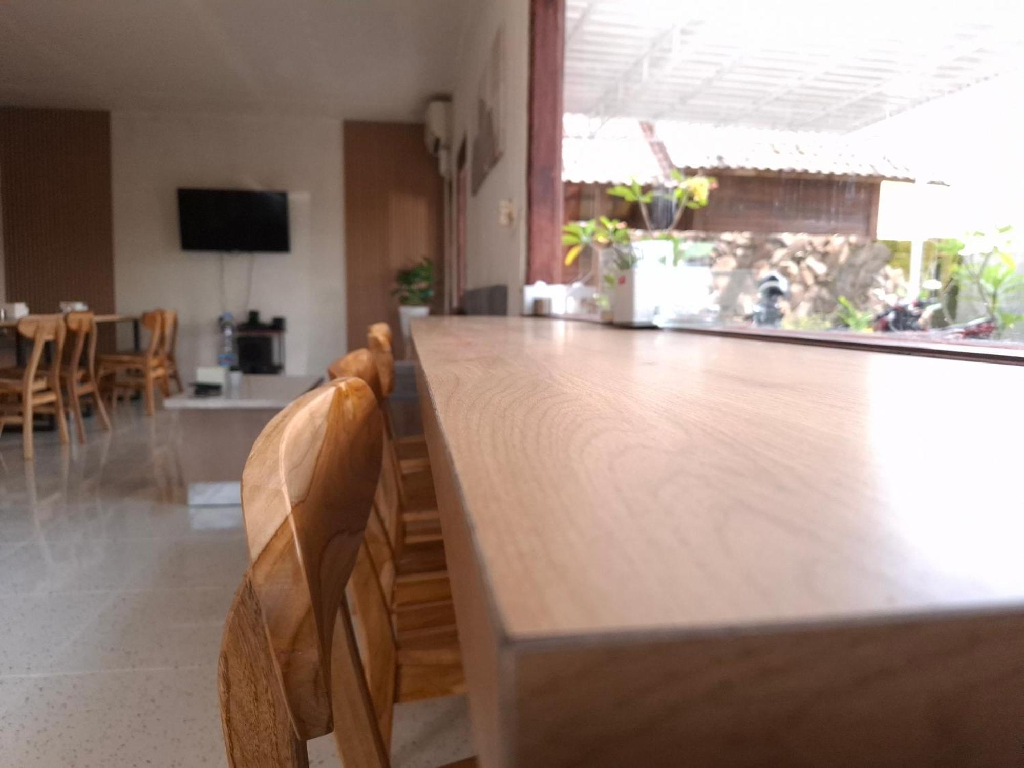 Mayeka Transit Hostel Bandara Internasional Lombok Прая Екстериор снимка
