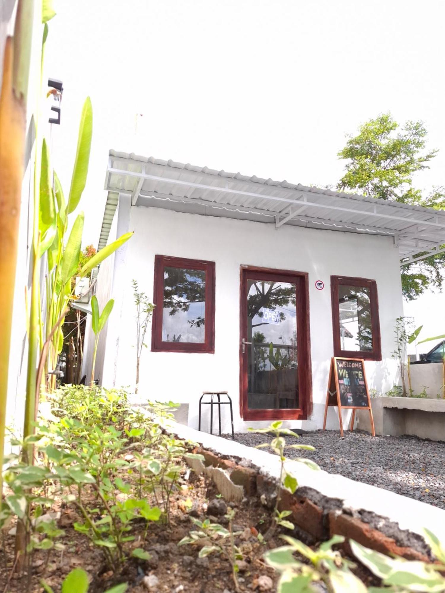 Mayeka Transit Hostel Bandara Internasional Lombok Прая Екстериор снимка