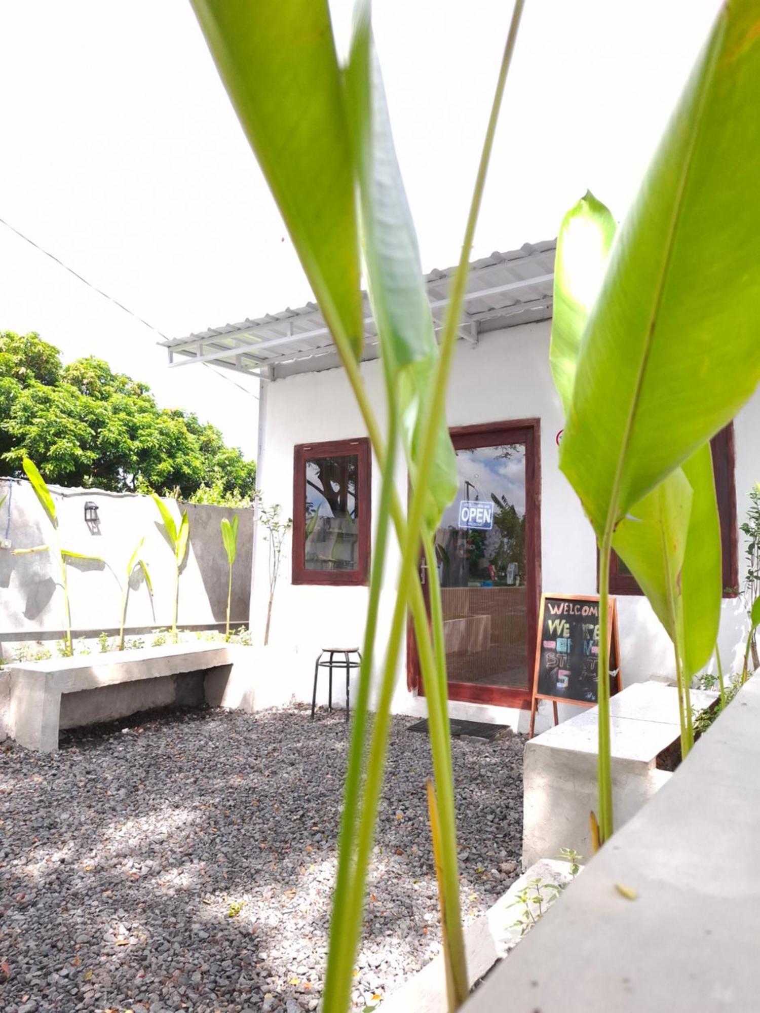 Mayeka Transit Hostel Bandara Internasional Lombok Прая Екстериор снимка