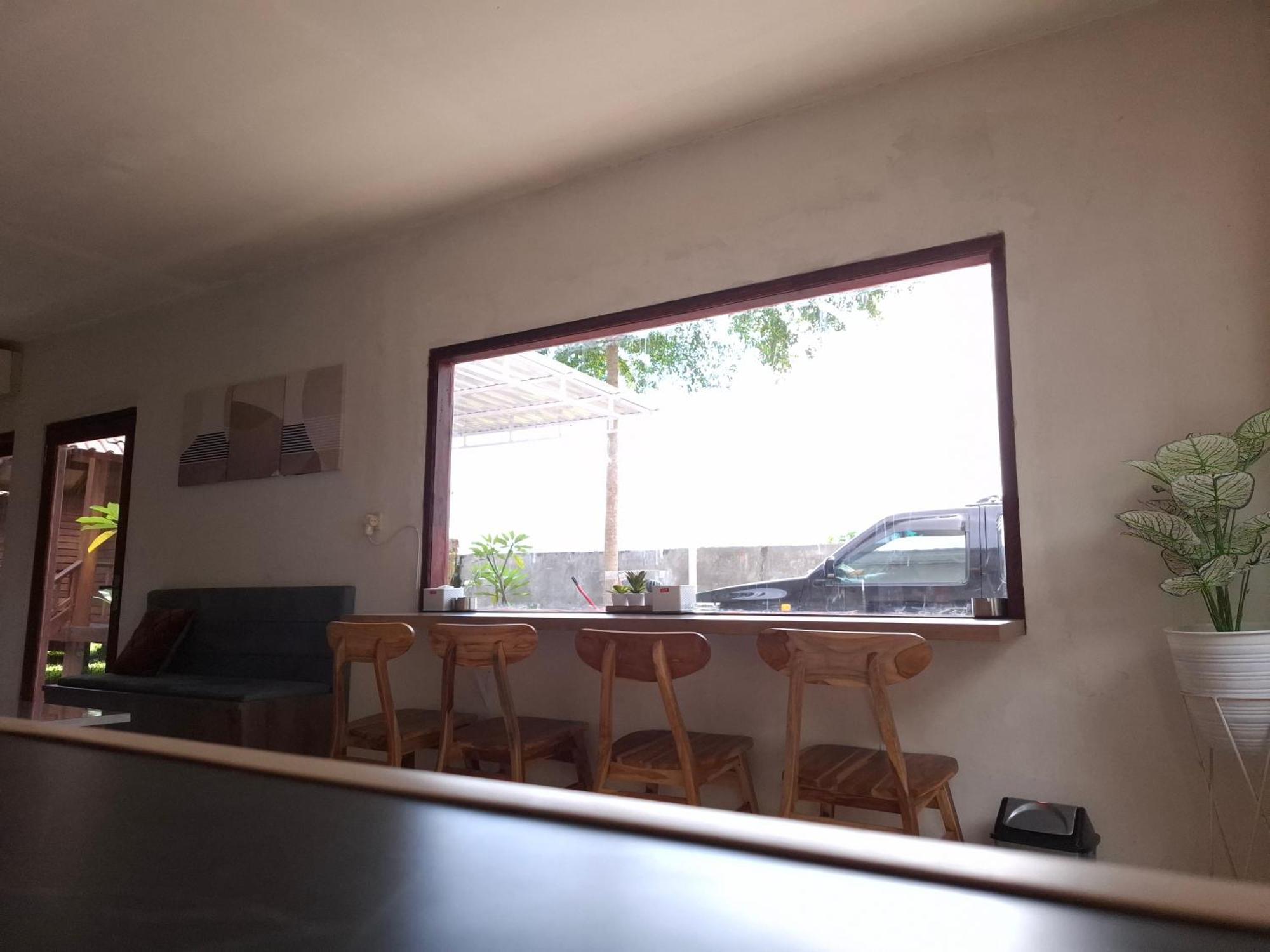 Mayeka Transit Hostel Bandara Internasional Lombok Прая Екстериор снимка
